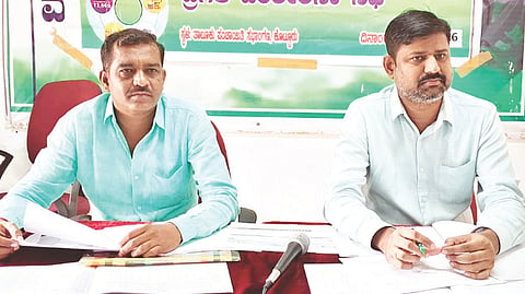 ಕೊಟ್ಟೂರು ತಾಪಂ ಸಭಾಂಗಣದಲ್ಲಿ ಗ್ಯಾರಂಟಿ ಯೋಜನೆಗಳ ಪ್ರಗತಿ ಪರಿಶೀಲನೆ ಸಭೆ ನಡೆಯಿತು. ಗ್ಯಾರಂಟಿ ಅನುಷ್ಠಾನ ಸಮಿತಿ ತಾಲೂಕು ಅಧ್ಯಕ್ಷ ಹೊಸಮನಿ ಅನಿಲ್, ತಾಪಂ ಇಒ ಡಾ.ಬಿ.ಆನಂದಕುಮಾರ್ ಇದ್ದರು.