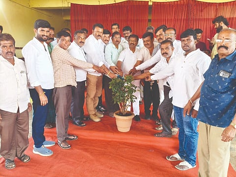 ದೊಡ್ಡಬಳ್ಳಾಪುರ ತಾಲೂಕು ಹಾಡೋನಹಳ್ಳಿ ರಂಗಮಂದಿರದಲ್ಲಿ ಆಯೋಜಿಸಿದ್ದ ಕಬಡ್ಡಿ ಪಂದ್ಯಾವಳಿಗೆ ಮಾಜಿ ಶಾಸಕ ನಿಸರ್ಗ ನಾರಾಯಣಸ್ವಾಮಿ ಚಾಲನೆ ನೀಡಿದರು. ಹಾಡೋನಹಳ್ಳಿ ಗ್ರಾಪಂ ಮಾಜಿ ಅಧ್ಯಕ್ಷ ಮುದ್ದುಕೃಷ್ಣಪ್ಪ, ಪುರುಷೋತ್ತಮ್​, ನಾರಾಯಣಪ್ಪ, ಜೆಡಿಎಸ್​ ಯುವ ನಾಯಕ ಉದಯ ಆರಾಧ್ಯ ಇದ್ದರು.
