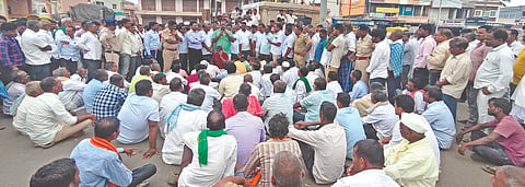  ಲೋಕಾಪುರ ಪಟ್ಟಣದಲ್ಲಿ ಘಟಪ್ರಬಾ ಬಲದಂಡೆ ಕಾಲುವೆ ನೀರು ಹರಿಸಲು ಒತ್ತಾಯಿಸಿ ರೈತ ಸಂಘಟನೆಗಳು ಹಾಗೂ ವಿವಿಧ ಗ್ರಾಮಗಳ ರೈತರು ಪ್ರತಿಭಟನೆ ನಡೆಸಿದರು.