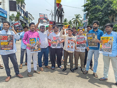 ಹೊಸಪೇಟೆಯಲ್ಲಿ ನೀಟ್ ಯುಜಿ ಪ್ರಶ್ನೆ ಪತ್ರಿಕೆ ಸೋರಿಕೆಯಾಗಿರುವುದನ್ನು ಖಂಡಿಸಿ ಯುವ ಕಾಂಗ್ರೆಸ್ ಪದಾಧಿಕಾರಿಗಳಿಂದ ಬುಧವಾರ ಪ್ರತಿಭಟನೆ ನಡೆಸಿತು. ಜಿಲ್ಲಾ ಕಾರ್ಯದರ್ಶಿ ಸಿ.ಆರ್.ಭರತ್, ಪ್ರಮುಖರಾದ ಗಣೇಶ್ ಪಾಟೀಲ್, ಶೇಕ್ ತಾಜುದ್ದೀನ್, ಇಮ್ತಿಯಾಜ್, ಶಿವಕುಮಾರ್, ಅರ್ಬಜ್ ಖಾನ್ ಇತರರಿದ್ದರು.