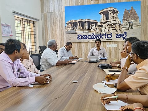 ಹೊಸಪೇಟೆ ಜಿಲ್ಲಾಧಿಕಾರಿಗಳ ಕಚೇರಿ ಸಭಾಂಗಣದಲ್ಲಿ ಗುರುವಾರ ಅಪರ ಜಿಲ್ಲಾಧಿಕಾರಿ ಇ ಬಾಲಕೃಷ್ಣಪ್ಪ ಎಸ್ ಎಸ್ ಎಲ್ ಸಿ ಪರೀಕ್ಷೆ -2 ಪೂರ್ವ ಸಿದ್ಧತಾ ಸಭೆ ನಡೆಸಿದರು. ಡಿಡಿಪಿಐ ವೆಂಕಟೇಶ್ ರಾಮಚಂದ್ರಪ್ಪ, ಎಸ್‌ಎಸ್‌ಎಲ್‌ಸಿ ಜಿಲ್ಲಾ ನೋಡಲ್ ಅಧಿಕಾರಿ ಎಚ್.ಎಂ.ಹುಲಿಬAಡಿ, ಬಿಇಒ ಶೇಖರಪ್ಪ ಹೊರಪೇಟೆ ಇತರರಿದ್ದರು.