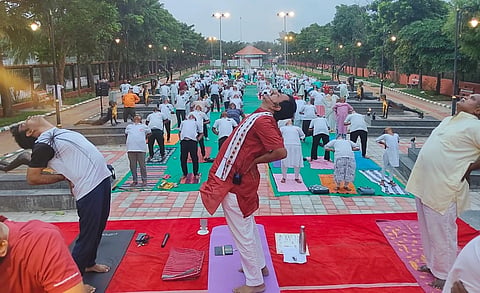 ಹೊಸಪೇಟೆ ಫ್ರೀಡಂ ಪಾರ್ಕ್ನಲ್ಲಿ ಭಾನುವಾರ ಪತಂಜಲಿ ಯೋಗ ಸಮಿತಿ ನಡೆದ ವಿಶೇಷ ಯೋಗ ಶಿಬಿರದಲ್ಲಿ ತರಬೇತುದಾರರಾದ ಪ್ರೊ.ಎಫ್.ಟಿ.ಹಳ್ಳಿಕೇರಿ, ರಾಜೇಶ್ ಕಾರ್ವಾ ಯೋಗ ತರಬೇತಿ ನೀಡಿದರು.