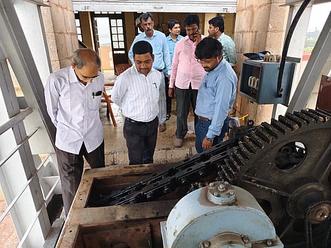 ತುಂಗಭದ್ರಾ ಜಲಾಶಯದಲ್ಲಿ ಟಿಬಿಬಿ ಎಇಇಗಳಾದ ಜ್ಞಾನೇಶ್ವರ, ವಿಶ್ವನಾಥ, ಎಸ್ ಒ ಕಿರಣ್ ಕುಮಾರ್ ಅವರು ಚೈನ್ ಅಳವಡಿಕೆ ಕಾರ್ಯ ಪರಿಶೀಲನೆ ನಡೆಸಿದರು.