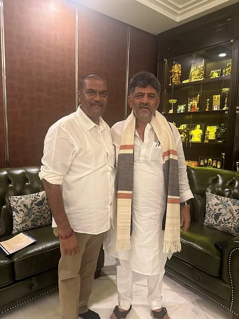 ಮುಖ್ಯಮಂತ್ರಿ ಡಿ.ಕೆ.ಶಿವಕುಮಾರ್ ಅವರನ್ನು ಅವರ ಬೆಂಗಳೂರಿನ ನಿವಾಸದಲ್ಲಿ ಮಾಜಿ ಸಚಿವ ಆನಂದ್ ಸಿಂಗ್ ಭೇಟಿಯಾಗಿರುವ ಚಿತ್ರ