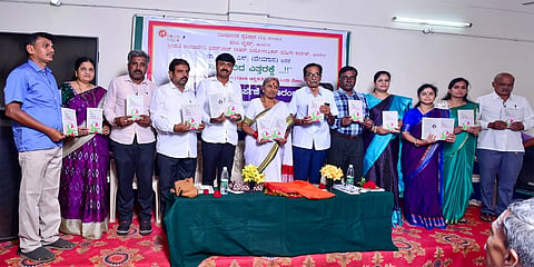 ಹೊಸಪೇಟೆಯಲ್ಲಿ ಶುಕ್ರವಾರ ಕಲಾವಿದೆ ಡಾ.ಕೆ.ನಾಗರತ್ನಮ್ಮ ನಾ.. ಏರಿದ ಎತ್ತರಕ್ಕೆ ಸ್ತ್ರೀ ಸಂವೇದನೆಯ ಆತ್ಮಕಥನಗಳ ಕೃತಿ ಲೋಕಾರ್ಪಣೆಗೊಳಿಸಿದರು. ಕಾಲೇಜಿನ ಜಂಟಿ ಕಾರ್ಯದರ್ಶಿ ಅಶೋಕ್ ಜೀರೆ, ಶರಣ ಸಾಹಿತ್ಯ ಪರಿಷತ್ತಿನ ಅಧ್ಯಕ್ಷ ಸಿದ್ದರಾಮ ಕಲ್ಮಠ, ವಿಜಯನಗರ ಪ್ರತಿಷ್ಠಾನದ ಜಿಲ್ಲಾ ಅಧ್ಯಕ್ಷ ದಿವಾಕರ ನಾರಾಯಣ ಇತರರಿದ್ದರು.