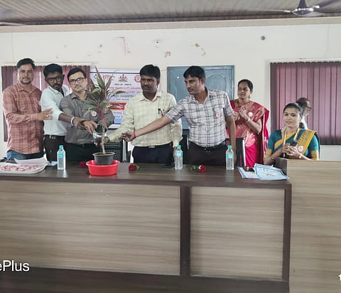 ಮಲಪನಗುಡಿ ಗ್ರಾಮ ಪಂಚಾಯಿತಿಯಲ್ಲಿ ಬೇಟಿ ಬಚಾವೋ–ಬೇಟಿ ಪಢಾವೋ ವಿಶೇಷ ಜಾಗೃತಿ ಕಾರ್ಯಕ್ರಮಕ್ಕೆ ಮಹಿಳಾ ಮತ್ತು ಮಕ್ಕಳ ಕಲ್ಯಾಣ ಇಲಾಖೆ ಉಪನಿರ್ದೇಶಕ ಗಂಗಪ್ಪ ಉದ್ಘಾಟಿಸಿದರು. ಜಿ.ಪಂ. ಸಹಾಯಕ ಯೋಜನಾ ನಿರ್ದೇಶಕ ಉಮೇಶ್, ಜಿಲ್ಲಾ ನಿರೂಪಣಾಧಿಕಾರಿ ಮುದುಕಪ್ಪ, ಸಿಡಿಪಿಒ ಹೊನ್ನೂರ ಅಲಿ ಇತರರಿದ್ದರು.