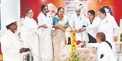 ಗುಂಡ್ಲುಪೇಟೆಯ ಶ್ವೇತಾದ್ರಿ ಬಡಾವಣೆಯಲ್ಲಿರುವ ಜ್ಞಾನಸೂರ್ಯ ಭವನದಲ್ಲಿ ಆಯೋಜಿಸಿದ್ದ ತಾಯಂದಿರ ದಿನಾಚರಣೆಯನ್ನು ಗಣ್ಯರು ಉದ್ಘಾಟಿಸಿದರು. ರಾಜಯೋಗಿನಿ ಬ್ರಹ್ಮಾಕುಮಾರಿ ಶಾರದಾಜೀ, ರಾಜಯೋಗಿನಿ ಬ್ರಹ್ಮಾಕುಮಾರಿ ದಾನೇಶ್ವರೀಜೀ, ತಾರಾ, ರಾಜಯೋಗಿನಿ ಬ್ರಹ್ಮಾಕುಮಾರಿ ವೀಣಾಜೀ ಇತರರಿದ್ದರು.