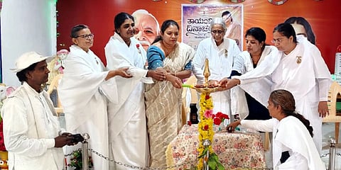 ಗುಂಡ್ಲುಪೇಟೆಯ ಶ್ವೇತಾದ್ರಿ ಬಡಾವಣೆಯಲ್ಲಿರುವ ಜ್ಞಾನಸೂರ್ಯ ಭವನದಲ್ಲಿ ಆಯೋಜಿಸಿದ್ದ ತಾಯಂದಿರ ದಿನಾಚರಣೆಯನ್ನು ಗಣ್ಯರು ಉದ್ಘಾಟಿಸಿದರು. ರಾಜಯೋಗಿನಿ ಬ್ರಹ್ಮಾಕುಮಾರಿ ಶಾರದಾಜೀ, ರಾಜಯೋಗಿನಿ ಬ್ರಹ್ಮಾಕುಮಾರಿ ದಾನೇಶ್ವರೀಜೀ, ತಾರಾ, ರಾಜಯೋಗಿನಿ ಬ್ರಹ್ಮಾಕುಮಾರಿ ವೀಣಾಜೀ ಇತರರಿದ್ದರು.