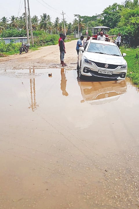 ಗುಂಡ್ಲುಪೇಟೆ ತಾಲೂಕಿನ ಬೊಮ್ಮಲಾಪುರ-ವಡೆಯನಪುರ ರಸ್ತೆಯಲ್ಲಿ ಕೊಳಚೆನೀರು ನಿಂತು ವಾಹನಗಳ ಸಂಚಾರಕ್ಕೆ ಅಡಚಣೆಯಾಗುತ್ತಿದೆ.