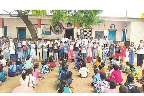 ಮುದಗಲ್ ವೆಂಕಟರಾಯನಪೇಟೆ ಸರ್ಕಾರಿ ಹಿರಿಯ ಪ್ರಾಥಮಿಕ ಶಾಲೆ ವಿದ್ಯಾರ್ಥಿಗಳಿಗೆ ಶುಕ್ರವಾರ ನೋಟ್‌ಬುಕ್ ಹಾಗೂ ಇತರ ಕಲಿಕಾ ಸಾಮಾಗ್ರಿಗಳನ್ನು ವಿತರಿಸಲಾಯಿತು. ಮುಖ್ಯಶಿಕ್ಷಕ ಸುಭಾಷ್ ಭಾವಿಕಟ್ಟಿ, ಪ್ರಮುಖರಾದ ಗೋಪಾಲನಾಯಕ ಗುರಗುಂಟಾ, ಸಾಂಬಶಿವರಾವ್, ಮಲ್ಲಪ್ಪ ಗೌಡ ಬಾಗಲವಾಡ, ಶ್ರೀನಿವಾಸರೆಡ್ಡಿ, ರವಿ ಕಟ್ಟಿಮನಿ, ವೆಂಕಟೇಶ ಹಿರೇಮನಿ, ಶರಣಪ್ಪ ಕಟ್ಟಿಮನಿ, ಬಸವರಾಜ ಬಂಕದಮನಿ ಇತರರಿದ್ದರು.