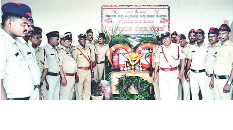 ಮಾನ್ವಿಯ ಅಗ್ನಿಶಾಮಕ ಠಾಣೆಯಲ್ಲಿ ಅಗ್ನಿಶಾಮಕ ಸೇವಾ ಸಪ್ತಾಹ ಅಂಗವಾಗಿ ಹುತಾತ್ಮರಿಗೆ ಗೌರವ ನಮನ ಸಲ್ಲಿಸಲಾಯಿತು. ಅಗ್ನಿಶಾಮಕ ಠಾಣಾಧಿಕಾರಿ ರಂಗಪ್ಪ, ಸಹಾಯಕ ಠಾಣಾಧಿಕಾರಿ ಹಾಜೀಮಿಯಾ ಇತರರಿದ್ದರು.