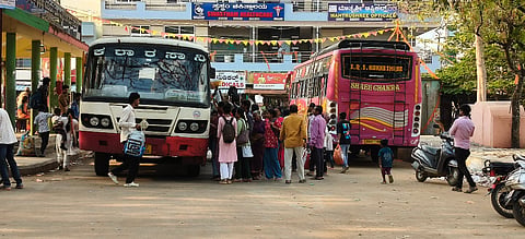 ಕುದೂರು ಪಟ್ಟಣದ ಬಸ್​ ನಿಲ್ದಾಣದಲ್ಲಿ ಬೆಂಗಳೂರಿಗೆ ತೆರಳಲು ಆಸನಕ್ಕಾಗಿ ಪ್ರಯಾಣಿಕರು ಮುಗಿಬಿದ್ದಿರುವುದು.