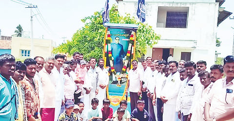 ಮೂಗೂರಿನಲ್ಲಿ ಹಮ್ಮಿಕೊಂಡಿದ್ದ ಅಂಬೇಡ್ಕರ್ ಜಯಂತಿಯಲ್ಲಿ ಅಂಬೇಡ್ಕರ್ ಭಾವಚಿತ್ರಕ್ಕೆ ಮುಖಂಡರು ಮಾಲಾರ್ಪಣೆ ಮಾಡಿದರು. ಗ್ರಾಪಂ ಮಾಜಿ ಸದಸ್ಯ ಪುಟ್ಟ ಮಾದಯ್ಯ, ಎಂ ರಾಜು, ಚಿಕ್ಕಮಾದು, ಕೃಷ್ಣಸ್ವಾಮಿ, ಮಹದೇವ ಸ್ವಾಮಿ, ಕುಮಾರ್, ವಿಶ್ವ ಮಹದೇವ ಮೂರ್ತಿ ಇದ್ದರು. 