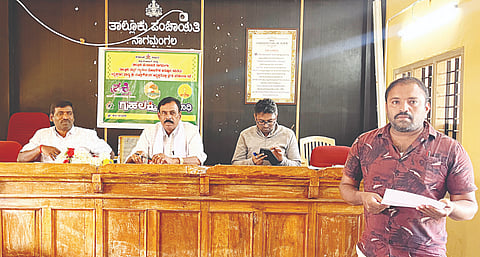  ನಾಗಮಂಗಲ ತಾಲೂಕು ಪಂಚಾಯಿತಿ ಸಭಾಂಗಣದಲ್ಲಿ ಗ್ಯಾರಂಟಿ ಯೋಜನೆಗಳ ಅನುಷ್ಠಾನ ಸಮಿತಿ ತಾಲೂಕು ಅಧ್ಯಕ್ಷ ಮೂಡ್ಲೀಗೌಡ ಅಧ್ಯಕ್ಷತೆಯಲ್ಲಿ ಪ್ರಗತಿ ಪರಿಶೀಲನಾ ಸಭೆ ಆಯೋಜಿಸಲಾಗಿತ್ತು. 