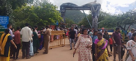 ಗುಂಡ್ಲುಪೇಟೆ ತಾಲೂಕಿನ ಹಿಮವದ್ ಗೋಪಾಲಸ್ವಾಮಿ ಬೆಟ್ಟಕ್ಕೆ ಹೋಗುವ ಪ್ರಯಾಣಿಕರು ಬಿರುಬಿಸಿಲಿನಲ್ಲಿ ಗೇಟ್ ಹೊರಗೆ ಕಾದು ನಿಂತಿರುವುದು.