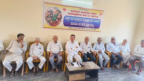 ನರಗುಂದದಲ್ಲಿ ಕಿತ್ತೂರರಾಣಿ ಚನ್ನಮ್ಮ ಸಮುದಾಯ ಭವನ ನಿರ್ಮಿಸುವ ಕುರಿತು ಪಟ್ಟಣದಲ್ಲಿ ಹಮ್ಮಿಕೊಂಡಿದ್ದ ಸಮಾಜ ಬಾಂಧವರ ಪೂರ್ವಭಾವಿ ಸಭೆಯಲ್ಲಿ ಶಾಸಕ ಸಿ.ಸಿ.ಪಾಟೀಲ ಮಾತನಾಡಿದರು. ಡಾ.ಸಿ.ಕೆ. ರಾಚನಗೌಡ್ರ, ಎಸ್.ಆರ್. ಪಾಟೀಲ, ಬಿ.ಎಂ. ಬೆಳಹಾರ, ಶಿವಾನಂದ ಮುತವಾಡ, ಇತರರಿದ್ದರು.