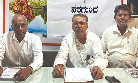 ನರಗುಂದದಲ್ಲಿ ಬುಧವಾರ ಹಮ್ಮಿಕೊಂಡಿದ್ದ ಪೂರ್ವಭಾವಿ ಸಭೆಯಲ್ಲಿ ಪರಪ್ಪ ವಾಳದ ಮಾತನಾಡಿದರು. ವಾಸಣ್ಣ ಬೋನಗೇರಿ, ಸಂಗಣ್ಣ ಕಳಸಾ, ಇತರರಿದ್ದರು. 