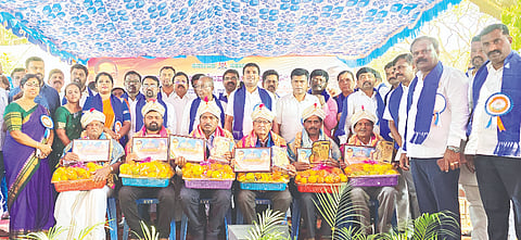 ನೆಲಮಂಗಲದಲ್ಲಿ ಆಯೋಜಿಸಿದ್ದ ಡಾ.ಅಂಬೇಡ್ಕರ್​ ಜಯಂತಿಯಲ್ಲಿ ವಿವಿಧ ಕ್ಷೇತ್ರಗಳಲ್ಲಿ ಸಾಧನೆ ಮಾಡಿದ ಸಾಧಕರನ್ನು ಸನ್ಮಾನಿಸಲಾಯಿತು.