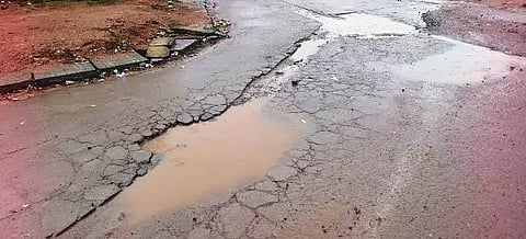 ಮೋಟಗೊಂಡನಹಳ್ಳಿಯಲ್ಲಿ ಜಲಜೀವನ್ ಮಿಷನ್ ಯೋಜನೆಯಡಿ ನೀರಿನ ಪೈಪ್ ಅಳವಡಿಸಲು ಗುಂಡಿ ತೆಗೆದು ಮುಚ್ಚದೆ ಇರುವುದು.