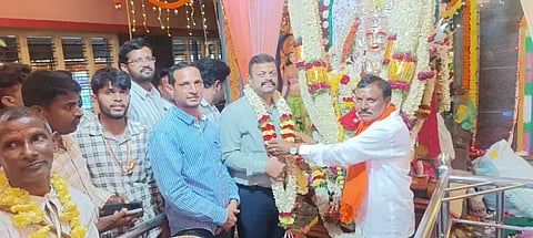  ರಿಪ್ಪನ್‌ಪೇಟೆ ಸಮೀಪದ ಕೆಂಚನಾಲದ ಶ್ರೀ ಮಾರಿಕಾಂಬಾ ದೇವಿ ಜಾತ್ರಾ ಮಹೋತ್ಸವದಲ್ಲಿ ತಹಸೀಲ್ದಾರ್ ಭರತ್‌ರಾಜ್ ವಿಶೇಷ ಪೂಜೆ ಸಲ್ಲಿಸಿದರು.