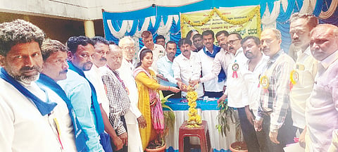  ಸರಗೂರು ತಾಲೂಕಿನ ಪಟ್ಟಣದ ತಹಸೀಲ್ದಾರ್ ಕಚೇರಿಯಲ್ಲಿ ರಾಷ್ಟ್ರೀಯ ಹಬ್ಬಗಳ ಆಚರಣಾ ಸಮಿತಿ ವತಿಯಿಂದ ಡಾ.ಬಿ.ಆರ್. ಅಂಬೇಡ್ಕರ್ ಅವರ 135ನೇ ಜಯಂತಿ ಕಾರ್ಯಕ್ರಮವನ್ನು ಉದ್ಘಾಟಿಸಿದರು.
