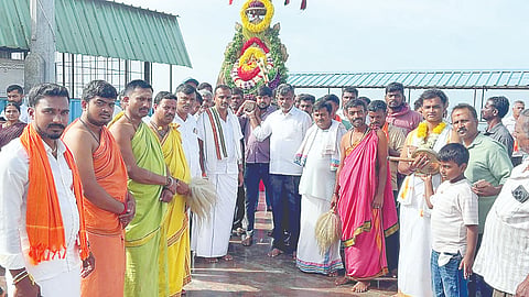 ಸರಗೂರು ತಾಲೂಕಿನ ಪ್ರಸಿದ್ಧ ಚಿಕ್ಕ ದೇವಮ್ಮ ಬೆಟ್ಟದ ದೇವಸ್ಥಾನದಲ್ಲಿ ಆಷಾಢ ಅಮಾವಾಸ್ಯೆ ಅಂಗವಾಗಿ ವಿಶೇಷ ಪೂಜೆ ಹಾಗೂ ಧಾರ್ಮಿಕ ಕಾರ್ಯಕ್ರಮಗಳು ಭಕ್ತಿಭಾವದಿಂದ ನೆರವೇರಿದವು.