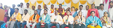 ಹಾಬಾಳ(ಟಿ) ಸರ್ಕಾರಿ ಹಿರಿಯ ಪ್ರಾಥಮಿಕ ಶಾಲೆಯಲ್ಲಿ ಸೋಮವಾರ ನಡೆದ ಪಾಲಕರು-, ಶಿಕ್ಷಕರ ಮಹಾಸಭೆ, ಹಳೆಯ ವಿದ್ಯಾರ್ಥಿಗಳ ಸಂಗಮ, ಶೈಕ್ಷಣಿಕ ಚಿಂತನಾ ಗೋಷ್ಠಿ ಕಾರ್ಯಕ್ರಮದಲ್ಲಿ ಶಾಲೆಯಲ್ಲಿ ಓದಿ ವಿವಿಧ ಕ್ಷೇತ್ರಗಳಲ್ಲಿ ಸೇವೆ ಸಲ್ಲಿಸುತ್ತಿರುವವರನ್ನು ಸತ್ಕರಿಸಲಾಯಿತು. ವಿಜಯಕುಮಾರ ತೇಗಲತಿಪ್ಪಿ, ಬಸವರಾಜ ಸಾಗರ್​, ಮುಡಬಿ ಗುಂಡೇರಾವ, ನಾಗೇಂದ್ರಪ್ಪ ತಿರುಮಲ್​ ಇತರರಿದ್ದರು. ========