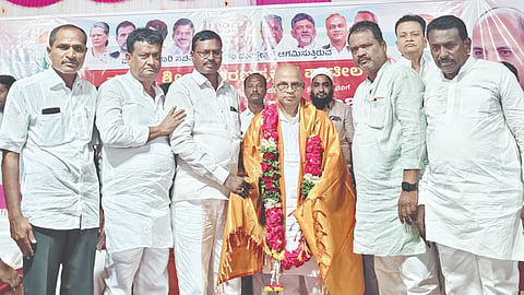 ಸೇಡಂನಲ್ಲಿ ಭಾನುವಾರ ಹಮ್ಮಿಕೊಂಡಿದ್ದ ಅಭಿನಂದನೆ ಸಮಾರಂಭದಲ್ಲಿ ಸಚಿವ ಡಾ.ಶರಣಪ್ರಕಾಶ ಪಾಟೀಲ್​ ಅವರನ್ನು ಸತ್ಕರಿಸಲಾಯಿತು. ಶಿವಶರಣರೆಡ್ಡಿ ಪಾಟೀಲ್​, ರವೀಂದ್ರ ನಂದಿಗಾಮ ಇತರರಿದ್ದರು. 