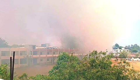 ಸಿರಗುಪ್ಪ ನಗರಸಭೆ ಘನ ತ್ಯಾಜ್ಯ ವಿಲೇವಾರಿ ಘಟಕದಲ್ಲಿ ಬೆಂಕಿ ತಗುಲಿ ಸರ್ಕಾರಿ ಪ್ರಥಮ ದರ್ಜೆ ಕಾಲೇಜಿನಲ್ಲಿ ದಟ್ಟ ಹೊಗೆ  ಆವರಿಸಿರುವುದು. 