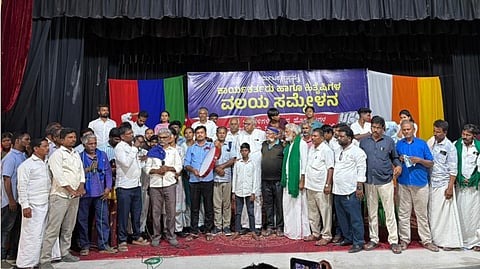 ಸಿಂಧನೂರಿನಲ್ಲಿ ಏರ್ಪಡಿಸಿದ್ದ ಕರ್ನಾಟಕ ಜನಶಕ್ತಿ ಸಂಘಟನೆ ಸಮ್ಮೇಳನದಲ್ಲಿ ಕಾರ್ಯಕಾರಿ ಮಂಡಳಿ ಸದಸ್ಯ ಕೆ.ಎಲ್.ಅಶೋಕ, ರಾಜ್ಯ ಸಮಿತಿ ಸದಸ್ಯ ಬಸವರಾಜ ಬಾದರ್ಲಿ, ಪ್ರಗತಿಪರ ಚಿಂತಕ ಎಂ.ಆರ್.ಭೇರಿ, ಬಸವಕೇಂದ್ರದ ಉಪಾಧ್ಯಕ್ಷ ಬಸಲಿಂಗಪ್ಪ ಬಾದರ್ಲಿ ಇತರರಿದ್ದರು.