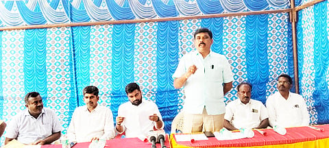 ಶ್ರೀನಿವಾಸಪುರ ತಾಲೂಕು ನಂಬಿಹಳ್ಳಿ ಹಾಲು ಉತ್ಪಾದಕರ ಸಹಕಾರ ಸಂಘದಲ್ಲಿ ಹಮ್ಮಿಕೊಂಡಿದ್ದ ಸಭೆಯಲ್ಲಿ  ಕೋಮುಲ್​ ನಿರ್ದೇಶಕ ಕೆ.ಕೆ ಮಂಜುನಾಥ್​ ಮಾತನಾಡಿದರು. ಶಿಬಿರದ ಉಪ ವ್ಯವಸ್ಥಾಪಕ ಕೆ. ಎಂ ಮುನಿರಾಜು, ಸಂಘದ ಅಧ್ಯಕ್ಷ ಎನ್​.ಕೆ.ಲಕ್ಷಿ$್ಮನಾರಾಯಣ ಗೌಡ, ಸಿಇಒ ಎಸ್​ ನಾಗರಾಜ್​, ಹಾಲು ಪರೀಕ್ಷಕ ರಾಮಾಂಜಿನಪ್ಪ, ವೆಂಕಟರಮಣಪ್ಪ ಇದ್ದರು.