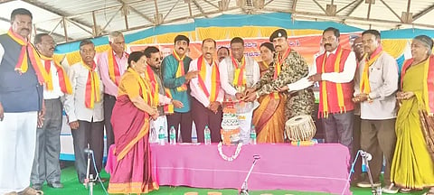 ಅಜ್ಜಂಪುರ ತಾಲೂಕು ಗಡೀಹಳ್ಳಿಯಲ್ಲಿ ಆಯೋಜಿಸಿದ್ದ ತಾಲೂಕು ಜಾನಪದ ಸಮ್ಮೇಳನವನ್ನು ಸರ್ವಾಧ್ಯಕ್ಷ ಟಿ.ಸಿ.ಚಂದ್ರಪ್ರಕಾಶ್ ಹಾಗೂ ನಿವೃತ್ತ ಸೈನಿಕ ಬಿ.ಎಸ್.ಮಲ್ಲಿಕಾರ್ಜುನ್ ಉದ್ಘಾಟಿಸಿದರು. ಜಿ.ಬಿ.ಸುರೇಶ್, ತಿಪ್ಪೇಶ್, ಗಾಯತ್ರಮ್ಮ, ಮಾಳೇನಹಳ್ಳಿ ಬಸಪ್ಪ, ಇಮ್ರಾನ್ ಅಹ್ಮದ್ ಬೇಗ್ ಇತರರಿದ್ದರು.