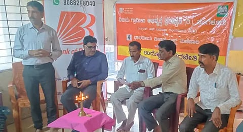 ತೀರ್ಥಹಳ್ಳಿಯಲ್ಲಿ ಸೀರೆಗೆ ಕುಚ್ಚು ಕಟ್ಟುವ ಸ್ವ-ಉದ್ಯೋಗ ತರಬೇತಿ ಶಿಬಿರದ ಉದ್ಘಾಟನೆಯಲ್ಲಿ ಜೀವನ್ ಮಾತನಾಡಿದರು. ಡಾನ್ ರಾಮಣ್ಣ ಶೆಟ್ಟಿ, ಪ್ರಭಾಕರ್, ಚಂದ್ರಶೇಖರ್, ರವಿ, ಸರ್ದಾರ್ ಷಫಿ, ಸಂಧ್ಯಾ ಇತರರಿದ್ದರು.