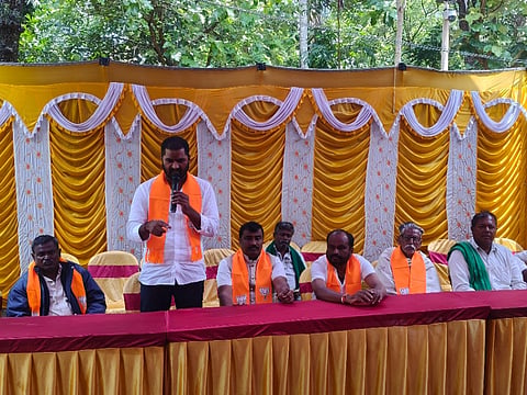 ದೊಡ್ಡಬಳ್ಳಾಪುರ ತಾಲೂಕು ತೂಬಗೆರೆ ಹೋಬಳಿ ಬಿಜೆಪಿ ಘಟಕದ ಅಧ್ಯಕ್ಷ ಕೃಷ್ಣಪ್ಪ ಮನೆಯ ಆವರಣದಲ್ಲಿ ಹಮ್ಮಿಕೊಂಡಿದ್ದ ಬೂತ್​ಮಟ್ಟದ ಹಾಗೂ ಎಸ್​ಐಆರ್​ ಕಾರ್ಯಗಾರದಲ್ಲಿ ಗ್ರಾಮಾಂತರ ಬಿಜೆಪಿ ಘಟಕದ ಕಾರ್ಯದರ್ಶಿ ಪ್ರತಾಪ್​ ಮಾತನಾಡಿದರು. ದೇವನಹಳ್ಳಿ ತಾಲೂಕು ಬಿಜೆಪಿ ಘಟಕದ ಅಧ್ಯಕ್ಷ ಅಂಬರೀಶ್​ಗೌಡ, ತಾಲೂಕು ಹಿಂದುಳಿದ ವರ್ಗಗಳ ಅಧ್ಯಕ್ಷ ಬಿ.ಕೆ.ನಾರಾಯಣಸ್ವಾಮಿ, ಉಪಾಧ್ಯಕ್ಷ ವಾಸುದೇವ್​, ಹಿರೇಮುದೇನಹಳ್ಳಿ ಕಾಂತರಾಜು, ಬಿಜೆಪಿ ಮುಖಂಡರಾದ ಕೇಬಲ್​ ಮಂಜು, ಮಲ್ಲೇಶ್​ ಎನ್​.ಎನ್​.ನಾಗರಾಜ್​, ಆರ್​.ಜಿ.ಪಿ.ಗಂಗಾಧರ್​ ಇದ್ದರು. 