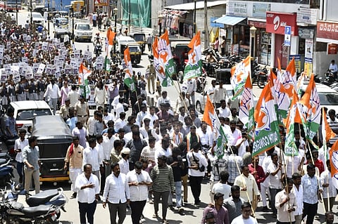 ಬಳ್ಳಾರಿಯಲ್ಲಿ ಯುವ ಕಾಂಗ್ರೆಸ್‌ನಿಂದ ವಿದ್ಯಾರ್ಥಿಗಳ ಧ್ವನಿ ಜಾಗೃತಿ ಅಭಿಯಾನದ ಅಂಗವಾಗಿ ಹಮ್ಮಿಕೊಂಡಿದ್ದ ಪ್ರತಿಭಟನೆ ಮೆರವಣಿಗೆಯಲ್ಲಿ ಭಾಗವಹಿಸಿದ್ದ ವಿದ್ಯಾರ್ಥಿಗಳು. ಯುವ ಕಾಂಗ್ರೆಸ್ ರಾಜ್ಯಾಧ್ಯಕ್ಷ ಮಂಜುನಾಥ ಗೌಡ, ಕಾಂಗ್ರೆಸ್ ಜಿಲ್ಲಾಧ್ಯಕ್ಷ ಅಲ್ಲಂ ಪ್ರಶಾಂತ್,  ಪದಾಧಿಕಾರಿಗಳಾದ ಶ್ರೀಕಾಂತ್, ಜೆ.ಎಸ್.ಆಂಜನೇಯಲು, ಬೋಯಪಾಟಿ ವಿಷ್ಣುವರ್ಧನ್ , ಸಿದ್ದು ಹಳ್ಳೇಗೌಡ, ಮಹೇಂದ್ರ ಇತರರಿದ್ದರು.