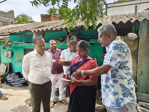 ಬಳ್ಳಾರಿಯ ಬಾಪುಜಿ ನಗರದಲ್ಲಿ ಸಾರ್ವಜನಿಕರಿಗೆ ವಿತರಿಸಲಾಗುತ್ತಿದ್ದ ಎಸ್‌ಐಆರ್ ಎನ್ಯುಮಾರೇಶನ್ ಫಾರ್ಮ್ ವಿತರಣಾ ಪ್ರಕ್ರಿಯೆಯನ್ನು ಡಿಸಿ ಕೆ.ನಾಗೇಂದ್ರ ಪ್ರಸಾದ್ ವೀಕ್ಷಿಸಿದರು. ಪಾಲಿಕೆ ಉಪ ಆಯುಕ್ತ ನಂದೀಶ್, ಸಿಬ್ಬಂದಿ ನಿರಂಜನ್, ಸೌಮ್ಯ ಇದ್ದರು.