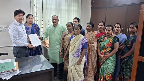 ಬಳ್ಳಾರಿಯ ಬಿಮ್ಸ್‌ನಲ್ಲಿ ಹೆಚ್ಚುವರಿ ಡಿ ಗ್ರೂಪ್ ಸಿಬ್ಬಂದಿ ನೇಮಿಸಬೇಕು ಎಂದು ಎನ್‌ಐಯುಟಿಯುಸಿ ಸಂಘಟನೆಯಿಂದ ಬಿಮ್ಸ್ ನಿರ್ದೇಶಕ ಡಾ.ಟಿ.ಗಂಗಾಧರಗೌಡ ಅವರಿಗೆ ಮನವಿ ಸಲ್ಲಿಸಲಾಯಿತು. ಸಂಘಟನೆ ಅಧ್ಯಕ್ಷ ಎ.ದೇವದಾಸ್, ಕಾರ್ಯದರ್ಶಿ ಡಾ.ಪ್ರಮೋದ್ ಎನ್., ಪದಾಧಿಕಾರಿಗಳಾದ ವಿಶಾಲಕ್ಷಿ, ಸೌಮ್ಯ, ಹನುಮಂತಮ್ಮ ಇತರರಿದ್ದರು