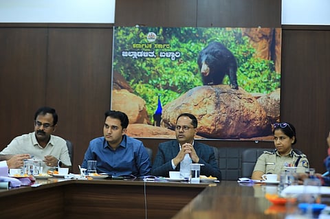 ಬಳ್ಳಾರಿಯ ಡಿಸಿ ಕಚೇರಿ ಸಭಾಂಗಣದಲ್ಲಿ ಆಯೋಜಿಸಿದ್ದ ಜಿಲ್ಲಾ ಟಾಸ್ಕ್ ಪೋರ್ಸ್ ಸಭೆಯಲ್ಲಿ ಡಿಸಿ ಕೆ.ನಾಗೇಂದ್ರ ಪ್ರಸಾದ್, ಎಸ್ಪಿ ಡಾ.ಸುಮನ್ ಡಿ.ಪನ್ನೇಕರ್, ಜಿಪಂ ಸಿಇಒ ಮಹಮ್ಮದ್ ಹ್ಯಾರಿಸ್ ಸುಮೈರ್, ಡಿಸಿಎಫ್ ಡಾ.ಎನ್.ಬಸವರಾಜ್ ಇದ್ದರು.