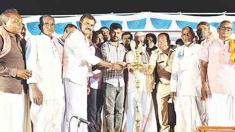 ಮ್ಯಾದನೇರಿ ಗ್ರಾಮದಲ್ಲಿ ಆಯೋಜಿಸಿದ್ದ ಜನಪದ ಸಂಗಮ ಕಾರ್ಯಕ್ರಮವನ್ನು ಕನ್ನಡ ಮತ್ತು ಸಂಸ್ಕೃತಿ ಇಲಾಖೆ ಸಹಾಯಕ ನಿರ್ದೇಶಕ ಕರ್ಣ ಕುಮಾರ ಉದ್ಘಾಟಿಸಿದರು. ಜನಪದ ಸಂಘದ ಅಧ್ಯಕ್ಷ ಫಕೀರಪ್ಪ ಹೊಸೂರು, ಕಲಾವಿದರಾದ ರಾಮಪ್ಪ ಪೂಜಾರ, ವೀರಯ್ಯ ಆಡೂರ, ಸಹನಾ ಡಿ. ಪೂಜಾರ, ಇಂದ್ರಮ್ಮ ಆಡೂರ, ಬಸವರಾಜ ಮಹಾಂತ, ಶೇಖರಗೌಡ ಇತರರಿದ್ದರು.