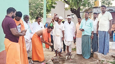 ಯಲಬುರ್ಗಾ ತಾಲೂಕಿನ ದಮ್ಮೂರಿನಲ್ಲಿ ಮಳೆಗಾಗಿ ಪ್ರಾರ್ಥಿಸಿ ವಿಶೇಷ ಪೂಜೆ ಹಾಗೂ ಜಲಾಭಿಷೇಕ ಮಾಡಲಾಯಿತು. ಪ್ರಮುಖರಾದ ವೀರಪ್ಪ, ಹನುಮಂತಪ್ಪ ಶಾನಭೋಗ, ಭೀಮಪ್ಪ ಜರಕುಂಟಿ, ದೇವಪ್ಪ ಹಳ್ಳಿಕೇರಿ, ಭೀಮಪ್ಪ ಕಮ್ಮಾರ, ವೀರನಗೌಡ ನಿಡಗುಂದಿ, ಶರಣಯ್ಯ ಹಿರೇಮಠ, ಬಸವರಾಜ ಮರಗಪ್ಪನವರ, ಶರಣಗೌಡ ದ್ಯಾಮನಗೌಡ ಇದ್ದರು.ಯಲಬುರ್ಗಾ ತಾಲೂಕಿನ ದಮ್ಮೂರಿನಲ್ಲಿ ಮಳೆಗಾಗಿ ಪ್ರಾರ್ಥಿಸಿ ವಿಶೇಷ ಪೂಜೆ ಹಾಗೂ ಜಲಾಭಿಷೇಕ ಮಾಡಲಾಯಿತು. ಪ್ರಮುಖರಾದ ವೀರಪ್ಪ, ಹನುಮಂತಪ್ಪ ಶಾನಭೋಗ, ಭೀಮಪ್ಪ ಜರಕುಂಟಿ, ದೇವಪ್ಪ ಹಳ್ಳಿಕೇರಿ, ಭೀಮಪ್ಪ ಕಮ್ಮಾರ, ವೀರನಗೌಡ ನಿಡಗುಂದಿ, ಶರಣಯ್ಯ ಹಿರೇಮಠ, ಬಸವರಾಜ ಮರಗಪ್ಪನವರ, ಶರಣಗೌಡ ದ್ಯಾಮನಗೌಡ ಇದ್ದರು.