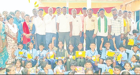 ಶಿರಾ ತಾಲೂಕು ಗೋಣಿಹಳ್ಳಿಯಲ್ಲಿ ಹಮ್ಮಿಕೊಂಡಿದ್ದ ಕಾರ್ಯಕ್ರಮದಲ್ಲಿ ಮಕ್ಕಳಿಗೆ ಸಮವಸ ವಿತರಿಸಲಾಯಿತು. ಶಾಲಾ ಪ್ರಭಾರ ಮುಖ್ಯಶಿಕ್ಷಕ ಬಾಬು, ರೈತ ಮೋರ್ಚ ಜಿಲ್ಲಾಧ್ಯಕ್ಷ ಪುರುಷೋತ್ತಮ್, ರೈತ ಮೋರ್ಚ ಜಿಲ್ಲಾ ಉಪಾಧ್ಯಕ್ಷ ಗೋಣಿಹಳ್ಳಿ ನಾಗರಾಜ್ ಇದ್ದರು. 
