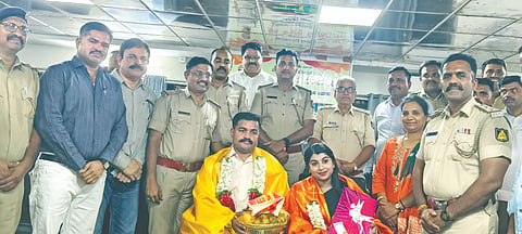 ಬಸವನಬಾಗೇವಾಡಿ ಪಟ್ಟಣದ  ಪುರಸಭೆ ಸಭಾಂಗಣದಲ್ಲಿ ಹಮ್ಮಿಕೊಂಡಿದ್ದ ಬಸವನಬಾಗೇವಾಡಿ ಪೊಲೀಸ್ ಉಪವಿಭಾಗದಿಂದ ವರ್ಗಾವಣೆಗೊಂಡ ಡಿವೈಎಸ್ಪಿ ಮಲ್ಲಪ್ಪ ನಂದಗಾವಿ ಅವರ ಬೀಳ್ಕೊಡುಗೆ ನೀಡಲಾಯಿತು. ಈರಣ್ಣ ಪಟ್ಟಣಶೆಟ್ಟಿ, ಸಿಪಿಐ ಶರಣಗೌಡ ಗೌಡರ, ಪಿ.ಐ. ಗುರುಶಾಂತ ದಾಶ್ಯಾಳ ಮತ್ತಿತರರಿದ್ದರು.