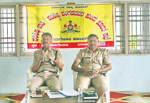 ಬಸವನಬಾಗೇವಾಡಿ ಪಟ್ಟಣದ ಬಸವೇಶ್ವರ ಯಾತ್ರಾ ನಿವಾಸದಲ್ಲಿ ಬಸವನಬಾಗೇವಾಡಿ ಪೊಲೀಸ್ ಉಪವಿಭಾಗಾಧಿಕಾರಿಗಳ ಅಧ್ಯಕ್ಷತೆಯಲ್ಲಿ ಹಮ್ಮಿಕೊಂಡಿದ್ದ ಪರಿಶಿಷ್ಟ ಜಾತಿ ಮತ್ತು ಪರಿಶಿಷ್ಟ ಪಂಗಡದ ಕುಂದು-ಕೊರತೆ ಸಭೆಯಲ್ಲಿ ಡಿವೈಎಸ್‌ಪಿ ಚಂದ್ರಕಾಂತ ನಂದರಡ್ಡಿ ಮಾತನಾಡಿದರು. ಗುರುಶಾಂತ ದಾಶ್ಯಾಳ, ಎಸ್.ಎಸ್. ದೇಗಿನಾಳ, ಕಾಶಿನಾಥ ರಾಠೋಡ ಮತ್ತಿತರರಿದ್ದರು.