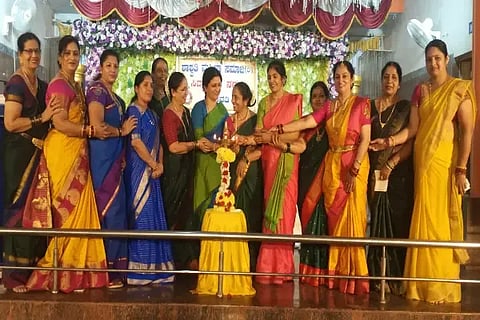 ಭದ್ರಾವತಿಯಲ್ಲಿ ಏರ್ಪಡಿಸಿದ್ದ ಶಾಶ್ವತಿ ಮಹಿಳಾ ಸಮಾಜದ ವಾರ್ಷಿಕೋತ್ಸವ ಸಮಾರಂಭವನ್ನು ವೈದ್ಯೆ ಜೆ.ಎಂ.ಪ್ರೀತಿ ಉದ್ಘಾಟಿಸಿದರು. ರೂಪಾ ರಾವ್, ಯಶೋದಾ, ವಿಜಯಾ, ಶಾರದಾ ಇತರರಿದ್ದರು.