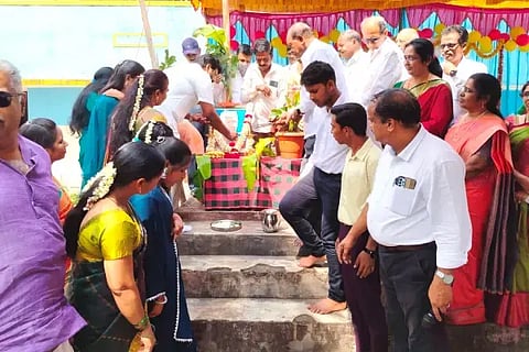 ಭದ್ರಾವತಿಯ ಸರ್ಕಾರಿ ಪ್ರೌಢಶಾಲಾ ವಿಭಾಗದ ಹಿರಿಯ ವಿದ್ಯಾರ್ಥಿಗಳಿಂದ ಆಯೋಜಿಸಿದ್ದ ಮಕ್ಕಳ ದಿನಾಚರಣೆ ಕಾರ್ಯಕ್ರಮದಲ್ಲಿ ಶಾಲೆಯ ಹಿರಿಯ ವಿದ್ಯಾರ್ಥಿ ಎಸ್.ಗೋವಿಂದ ಅವರು ನೆಹರು ಭಾವಚಿತ್ರಕ್ಕೆ ಪುಷ್ಪಾರ್ಚನೆ ಮಾಡಿದರು.