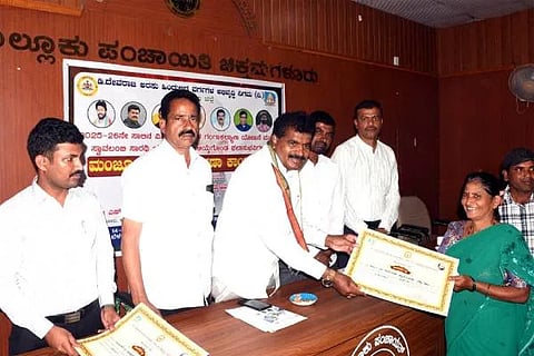 ಚಿಕ್ಕಮಗಳೂರು ತಾಲೂಕು ಪಂಚಾಯಿತಿ ಸಭಾಂಗಣದಲ್ಲಿ ಗುರುವಾರ ನಡೆದ ಕಾರ್ಯಕ್ರಮದಲ್ಲಿ ೨೦೨೫-೨೬ ನೇ ಸಾಲಿನ ಡಿ. ದೇವರಾಜ ಅರಸು ಹಿಂದುಳಿದ ವರ್ಗಗಳ ಅಭಿವೃದ್ಧಿ ನಿಗಮ ಹಾಗೂ ಹಿಂದುಳಿದ ವರ್ಗಗಳ ಕಲ್ಯಾಣ ಇಲಾಖೆಯಡಿ ಬರುವ ಇತರೆ ನಿಗಮಗಳಡಿ ಅನುಷ್ಠಾನಗೊಳಿಸಲಾಗುತ್ತಿರುವ ಗಂಗಾ ಕಲ್ಯಾಣ ಯೋಜನೆಯಡಿ ಕೊಳವೆ ಬಾವಿ ಕೊರೆಯಲು ಹಾಗೂ ಸ್ವಾವಲಂಬಿ ಸಾರಥಿ ಯೋಜನೆಯಡಿ ಆಯ್ಕೆಗೊಂಡ ಫಲಾನುಭವಿಗಳಿಗೆ ಮಂಜೂರಾತಿ ಪತ್ರಗಳನ್ನು ಶಾಸಕ ಎಚ್.ಡಿ.ತಮ್ಮಯ್ಯ ವಿತರಿಸಿದರು.