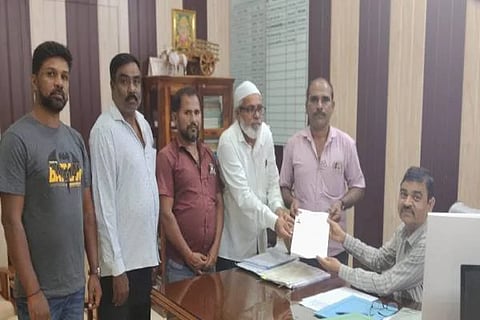 ಚಿಕ್ಕಮಗಳೂರು ಎಡಿಸಿ ನಂಜುಂಡೇಗೌಡ ಅವರಿಗೆ ಮನವಿ ಸಲ್ಲಿಸಿದ ಕರ್ನಾಟಕ ಮಾಹಿತಿ ಹಕ್ಕು ಕಾರ್ಯಕರ್ತರ ಸಂಘಟನೆ ಪದಾಧಿಕಾರಿಗಳು ದೇಶದ ಅತ್ಯುನ್ನತ ನಾಗರೀಕ ಗೌರವವಾದ ಭಾರತ ರತ್ನ ಪ್ರಶಸ್ತಿಯನ್ನು ಇತ್ತೀಚೆಗೆ ನಿಧನರಾದ ಚಲನಚಿತ್ರ ಹಿನ್ನೆಲೆ ಗಾಯಕಿ ಗಾನ ಕೋಗಿಲೆ ಎಸ್.ಜಾನಕಿ ಅವರಿಗೆ ಮರಣೋತ್ತರವಾಗಿ ನೀಡುವಂತೆ ಒತ್ತಾಯಿಸಿದರು.