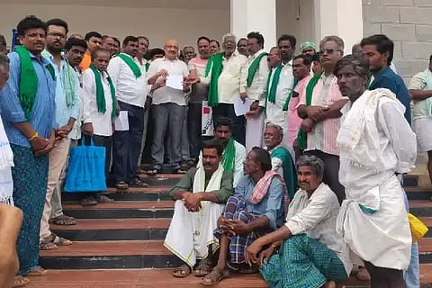 ಕೃಷಿಗೆ ಕೆರೆ ಮಣ್ಣು ಹೊಡೆದುಕೊಳ್ಳಲು ಅವಕಾಶ ಕೊಡುವಂತೆ ಆಗ್ರಹಿಸಿ ಚಳ್ಳಕೆರೆ ತಾಲೂಕು ಕಚೇರಿ ಮುಂದೆ ಗುರುವಾರ ರೈತ ಸಂಘದ ಪದಾಧಿಕಾರಿಗಳು ಪ್ರತಿಭಟನೆ ನಡೆಸಿದರು. ಬೇಡರೆಡ್ಡಿಹಳ್ಳಿ ಬಸವರೆಡ್ಡಿ, ಮಲ್ಲಿಕಾರ್ಜುನ, ಮಲ್ಲಾರೆಡ್ಡಿ, ಚಂದ್ರಣ್ಣ, ತಿಪ್ಪೇಸ್ವಾಮಿ, ರವಿಕುಮಾರ್, ಈರಣ್ಣ, ಒಬಳೇಶ ಇದ್ದರು.