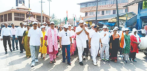 ಪಾದಯಾತ್ರೆಯಲ್ಲಿಸಾಗಿ ಬಂದ ಸಂಸದರು ಹಾಗೂ ಗಣ್ಯರು
