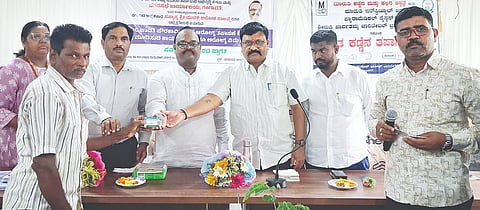 ಗಂಗಾವತಿ ನಗರಸಭೆ ಸಭಾಂಗಣದಲ್ಲಿ ಹಮ್ಮಿಕೊಂಡಿದ್ದ ಆರೋಗ್ಯ ತಪಾಸಣೆ ಉಚಿತ ಶಿಬಿರ ಮತ್ತು ವಿಮೆ ಕಾರ್ಡ್ ವಿತರಣೆ ಕಾರ್ಯಕ್ರಮದಲ್ಲಿ ಕಾರ್ಮಿಕರಿಗೆ ವಿಮೆ ಕಾರ್ಡ್ ಗುರುವಾರ ವಿತರಿಸಲಾಯಿತು. ನಿಗಮದ ಅಧ್ಯಕ್ಷ ಮುರಳಿ ಅಶೋಕ ಸಾಲಪ್ಪ, ವ್ಯವಸ್ಥಾಪಕ ನಿರ್ದೇಶಕ ಟಿ.ಕುಮಾರ, ಪೌರಾಯುಕ್ತ ಆರ್.ವಿರೂಪಾಕ್ಷಮೂರ್ತಿ ಇತರರಿದ್ದರು.